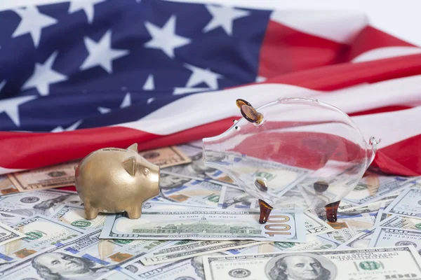 Хрюшки на долларах с американским флагом — стоковое фото