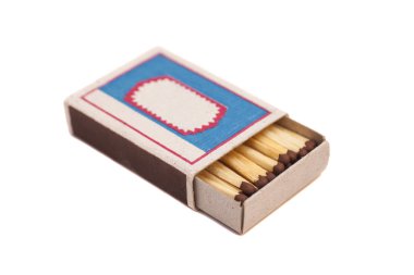 Beyaz üzerinde izole kibrit kutusu aç