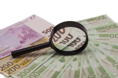 Euro banknot üzerinde beyaz Büyüteç altında 