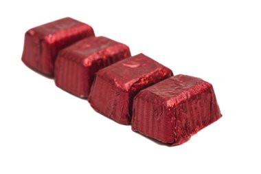 Beyaz arka plan üzerinde izole folyo sarılmış çikolata