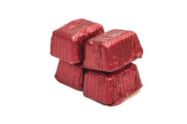 Beyaz arka plan üzerinde izole folyo sarılmış çikolata