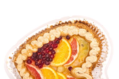 Meyveli kek beyaz arkaplanda izole