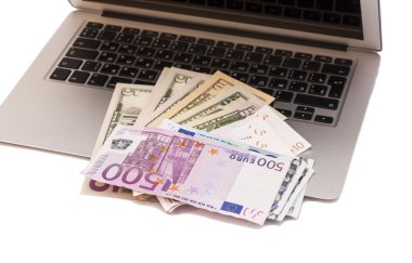 Açık Laptop ile dolar ve Euro para