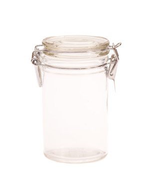 Beyaz arkaplanda cam kavanoz