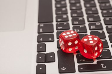 Kırmızı dices bir dizüstü bilgisayarda istifleme