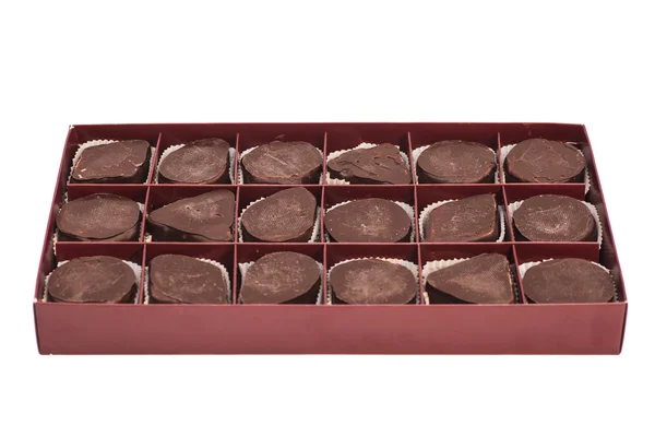 Boîte de bonbons au chocolat sucré isolé sur blanc — Photo