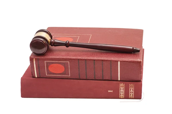 Judge's hamer en juridische boeken op witte achtergrond — Stockfoto
