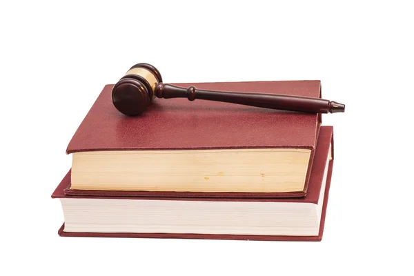 Судейский молоток и юридические книги на белом фоне — стоковое фото