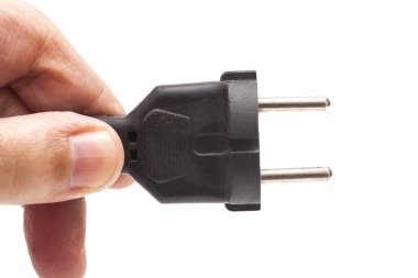 El siyah elektrik fişi tutar. Beyaz arka plan üzerinde izole.