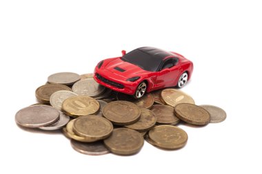 Beyaz arka plan üzerinde izole jetonlu oyuncak araba 