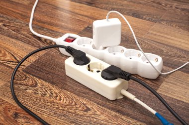 Birçok bujiler elektrik çubukları katta takılı