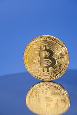 Altın Bitcoin sikke üzerinde mavi arka plan