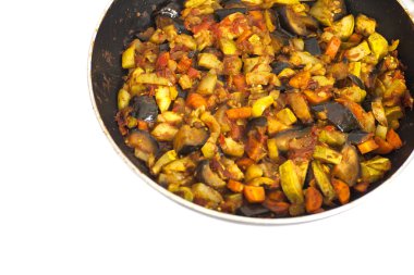 Beyaz izole sebze ile kızartma tavası