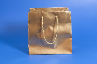 Hediye mavi zemin üzerine altın paket