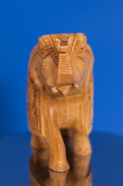 Ahşap fil heykel mavi zemin üzerine