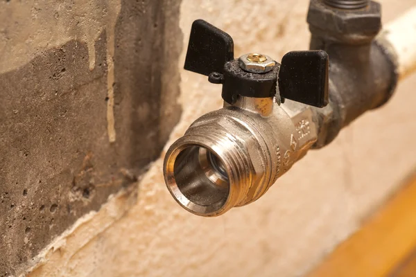 Труба водопровода с клапаном для установки радиатора — стоковое фото