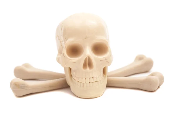 Crânio humano com ossos cruzados isolados em branco — Fotografia de Stock
