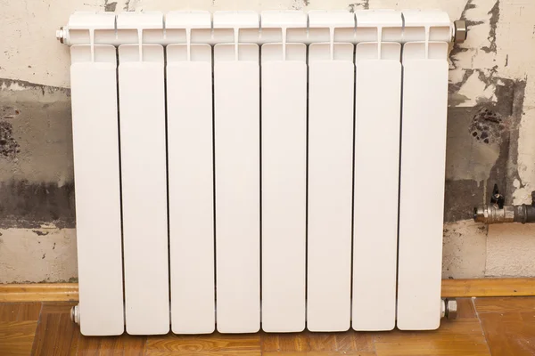 Installatie van de radiator in huis — Stockfoto