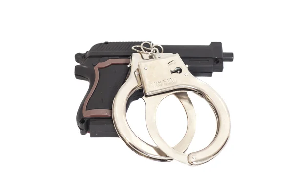 Gun och handfängsel isolerad på vit bakgrund — Stockfoto