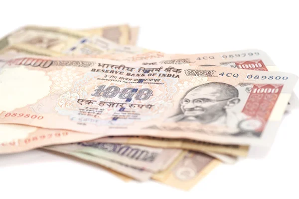 Beyaz arka plan üzerinde Hint para birimi Rupisi banka notları — Stok fotoğraf