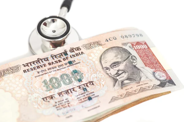 Стетоскоп и банкноты по 1000 рупий — стоковое фото
