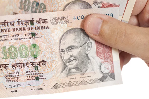 1000 インド ルピーのノートを持つ手 — ストック写真