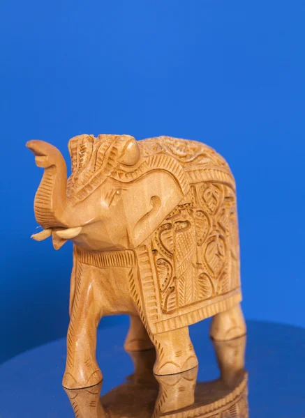 Patung gajah kayu dengan latar belakang biru — Stok Foto