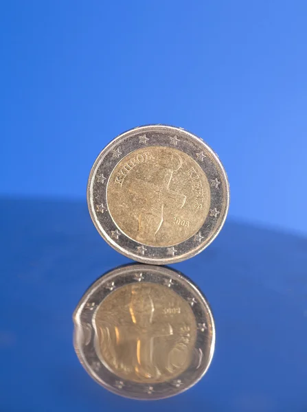 Moeda de dois euros sobre fundo azul — Fotografia de Stock