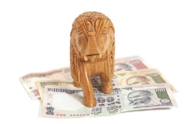 Hindistan Rupisi Lirası üstünde ahşap fil heykel