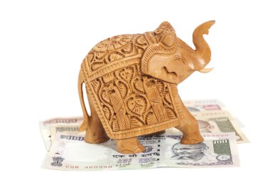 Hindistan Rupisi Lirası üstünde ahşap fil heykel