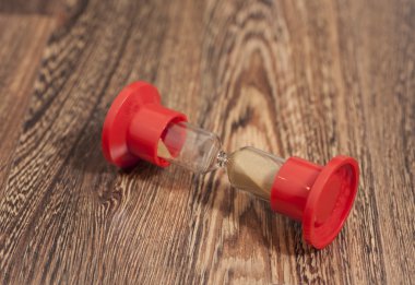 Ahşap arka planda kum saati