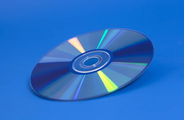 Disque compact sur fond bleu — Photo