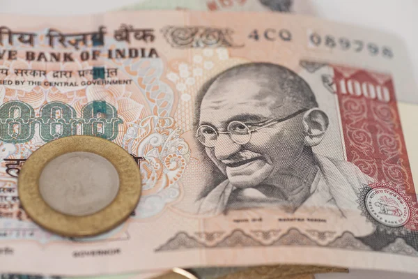 インド通貨ルピー紙幣と硬貨 — ストック写真