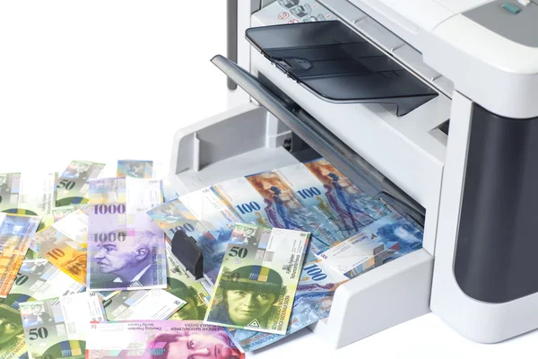 Skrivaren skriver ut falska schweiziska franc, valutan i Schweiz — Stockfoto