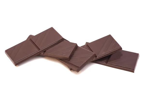 Chocolate quebrado em um fundo branco — Fotografia de Stock