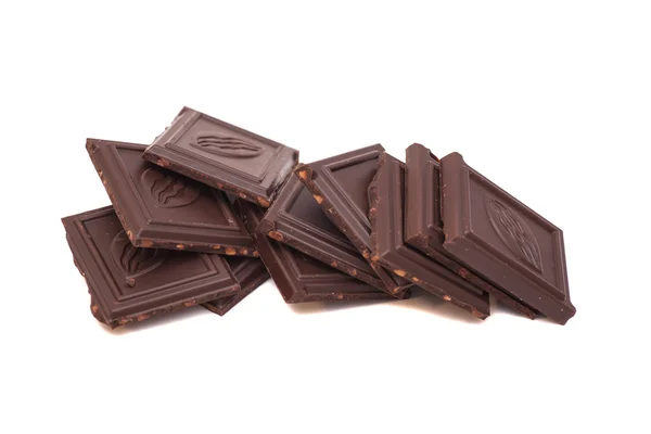 Gebrochener Schokoladenstapel isoliert auf weißem Hintergrund — Stockfoto