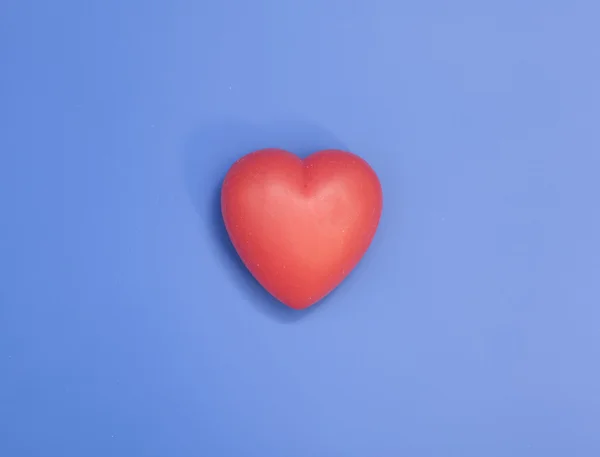 Rotes Herz auf blauem Hintergrund — Stockfoto