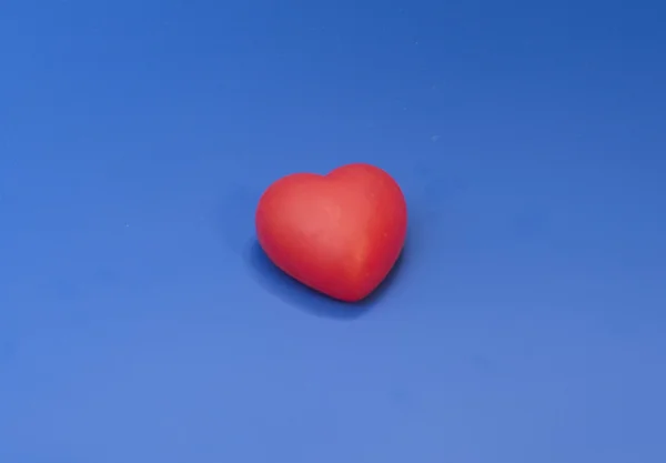 Rotes Herz auf blauem Grund — Stockfoto