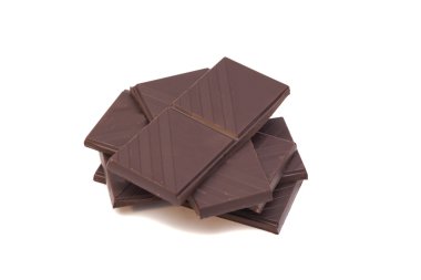 Beyaz arka plan üzerinde izole çikolata yığın kırık