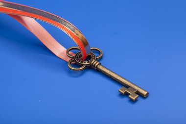 Anahtar başarı için mavi arka plan üzerinde izole