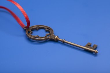 Anahtar için başarı ile kırmızı mavi arka plan üzerinde izole yay