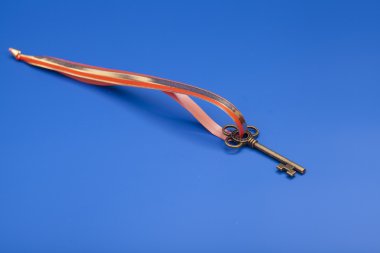 Anahtar başarı için mavi arka plan üzerinde izole