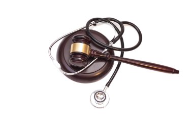 Beyaz izole yargıç tokmak ile stetoskop