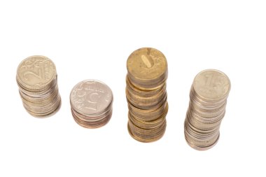 Beyaz üzerine izole edilmiş bozuk para yığını 