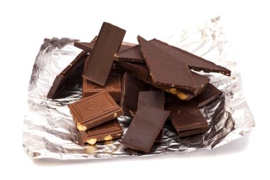 Beyaz arka plan üzerinde izole folyo kırık çikolata bar