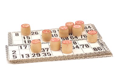 Kartları ve üzerinde beyaz izole fıçı Rus loto (bingo oyunu) 