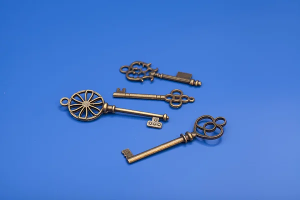 Vintage-Schlüssel auf blauem Hintergrund — Stockfoto