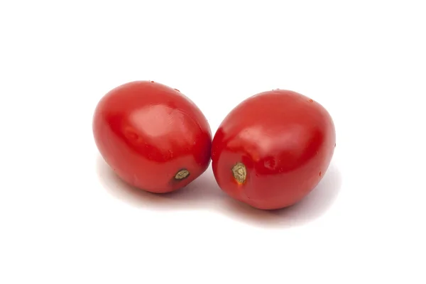 Två röda mogna tomater isolerad på vit bakgrund — Stockfoto