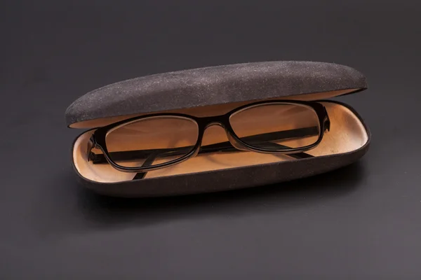 Caja de gafas graduadas y gafas graduadas en fondo negro —  Fotos de Stock