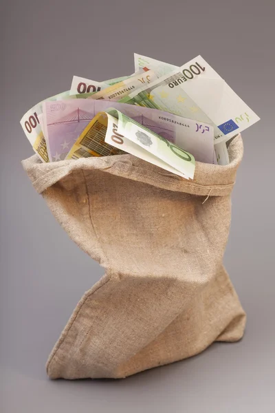 Bolsa de dinero con euro aislado sobre fondo gris — Foto de Stock
